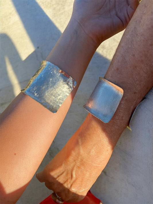 Brazalete en alpaca, distintas texturas