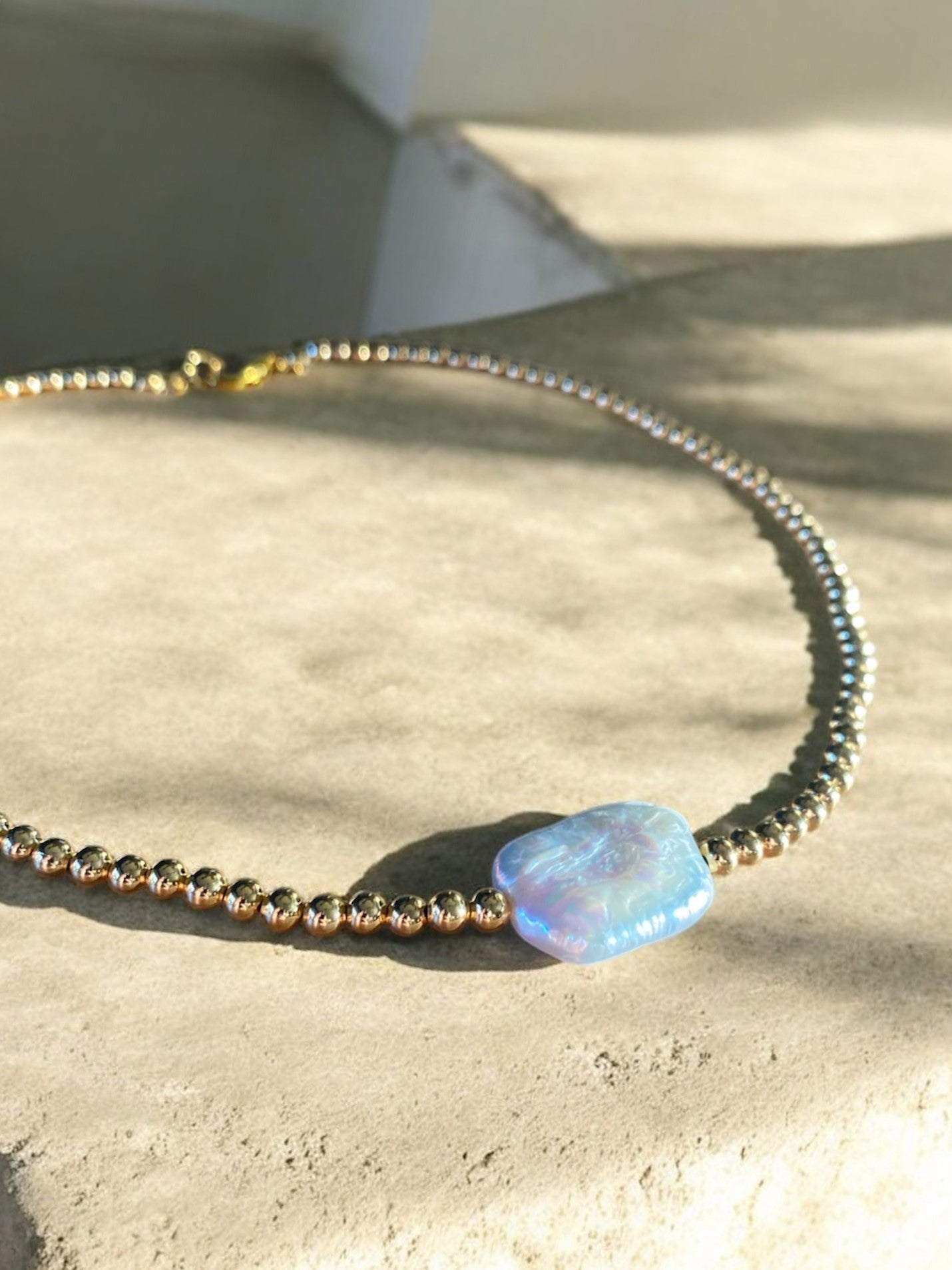 Collar dorado con perla barroca